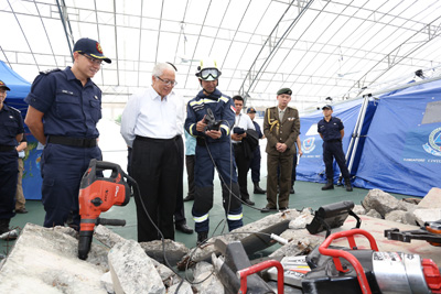 <p>President Tony Tan being briefed on a visual device used during urban search and rescue operations to locate casualties in inaccessible areas</p><p> </p><p> </p>