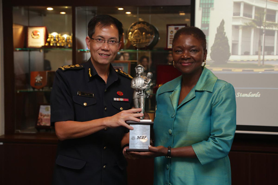 <p>Comr SCDF, Comr Eric Yap presenting a memento to Ms Valerie Amos<br></p>